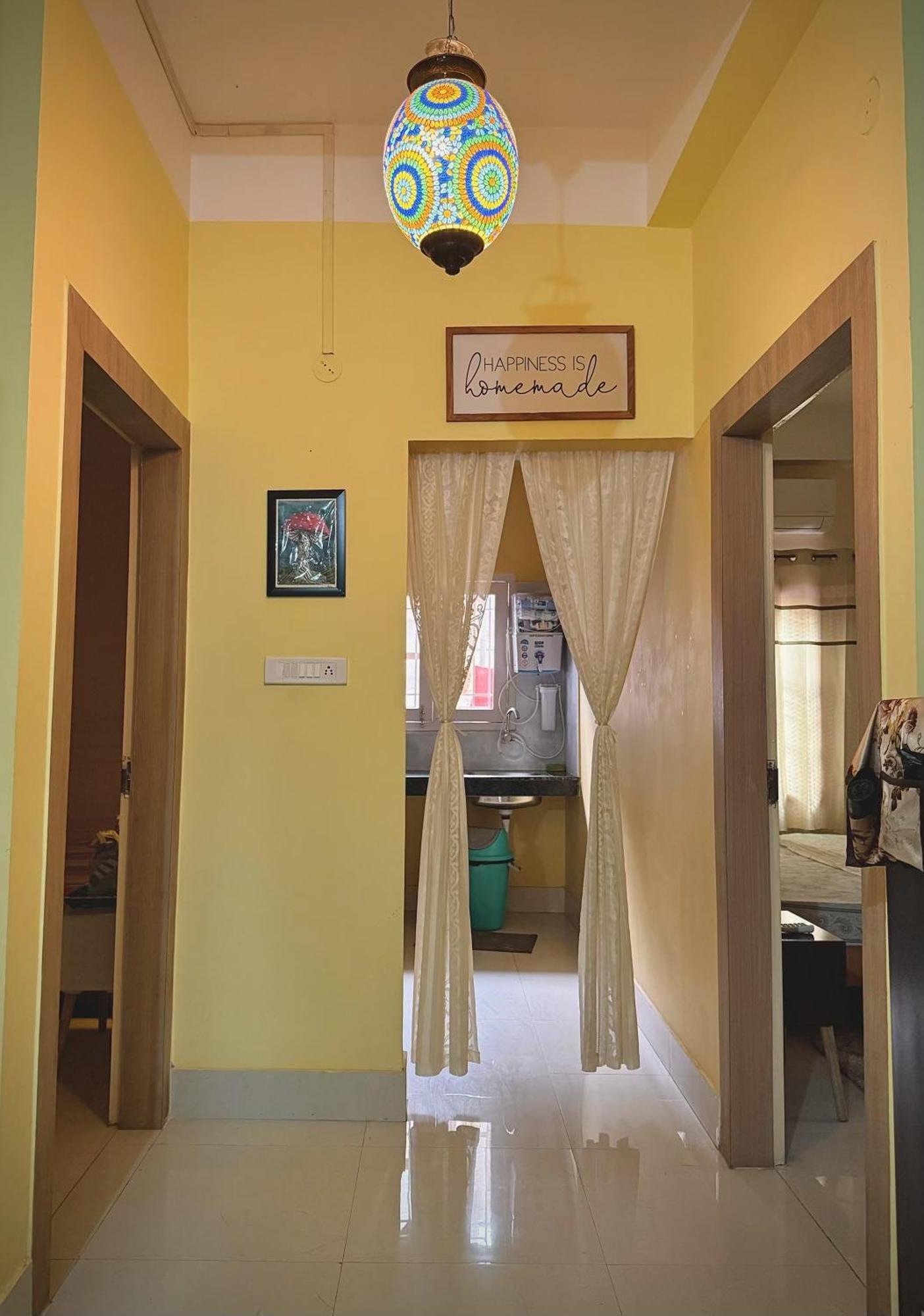 Three Little Birds Homestay 구와하티 외부 사진